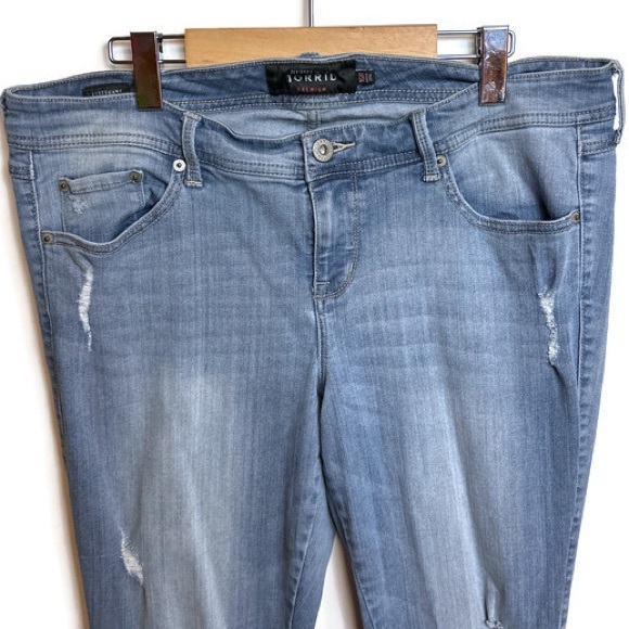 Torrid Medium Blue Wash Mid Rise Skinny Denim Jeans Size 16R - Picture 2 of 7